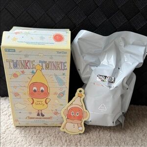 Pop Mart- Twinkle Twinkle Sweet Dream Forecast Series, HUG FROM SNOWMAN